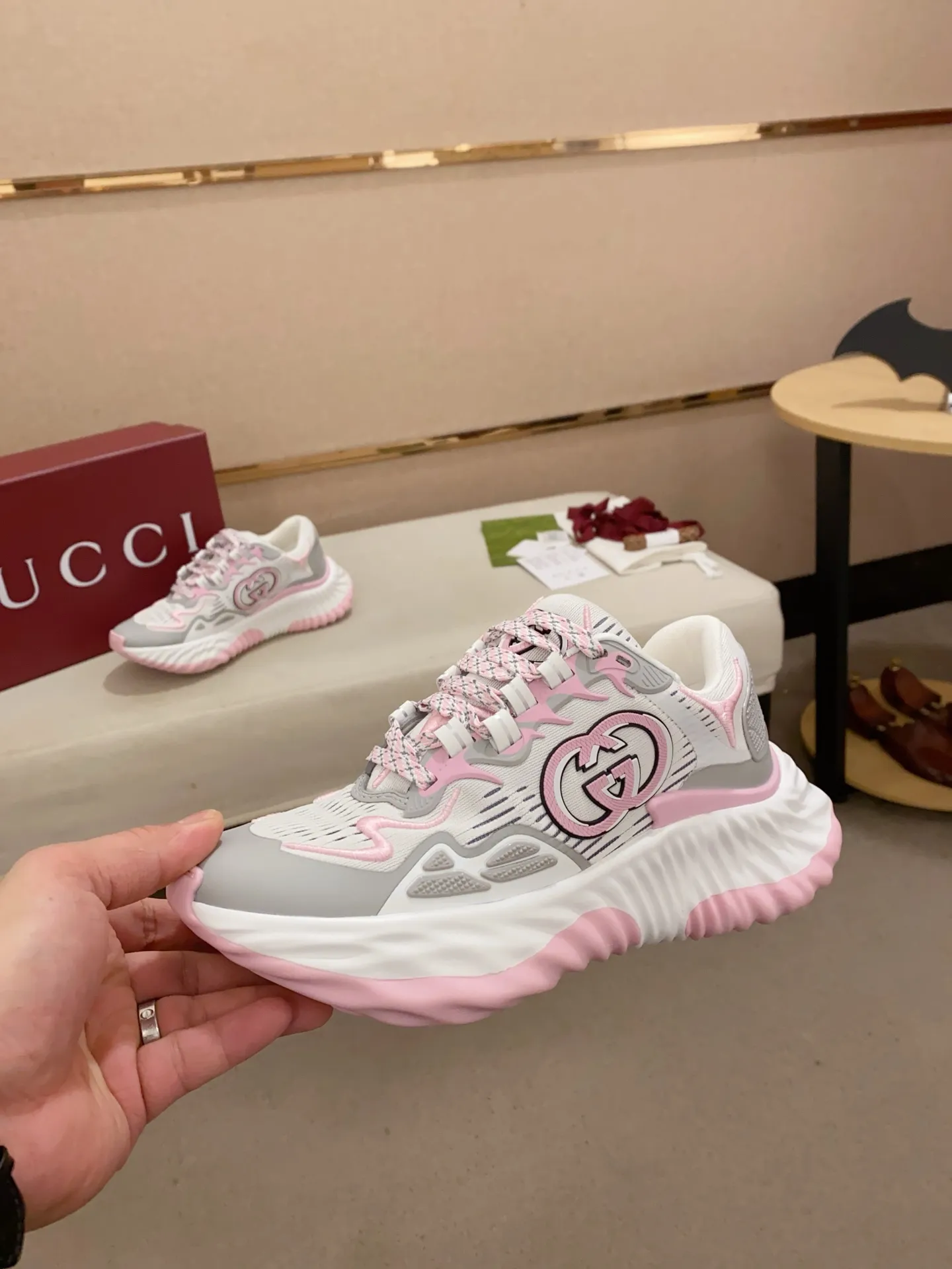 Men's shoes💰: 840💰High version of Gucci series couple's thick-soled sneakers! Gucci Gucci wave shoes Gucci's new designer has brought a new design, with a more comfortable foot feel and a new wave design. GUCCI's new Ripple wave shoes have an upper made of soft nappa leather and mesh. The foamed TPU midsole provides excellent comfort and feels like falling into the clouds. This new sports shoe adopts a thick-soled design, with a stitched leather upper and mesh, showing a full sense of technology. The two major brand logo details, the 3D-effect interlocking Double G leather patch and the Gucci letter metal hardware, inject a dazzling texture into the overall design. These shoes are crafted from silver metallic leather. Silver metallic leather, leather piping mesh details, Gucci lettering metal hardware, interlocking double G patch, lightweight rubber sole, top stitching and comes with a pair of shoelaces. Size: Women's 35-40 (can be customized to 34.41).        Male 39-44 (38.45 can be customized).